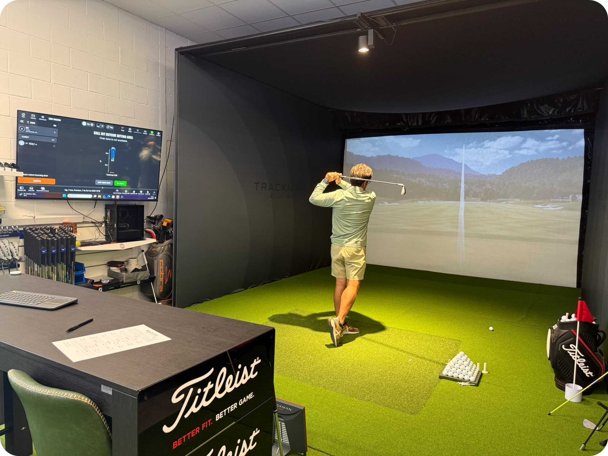 Práctica de golf en el simulador TrackMan